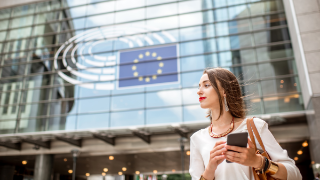 Person vor dem Gebäude des Europäischen Parlaments in Brüssel