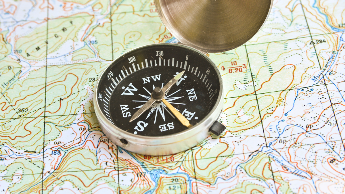 Kompass auf einer topografischen Landkarte