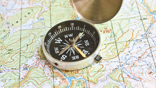Kompass auf einer topografischen Landkarte