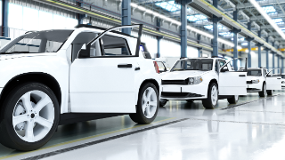 Autoproduktion in moderner Fertigungshalle
